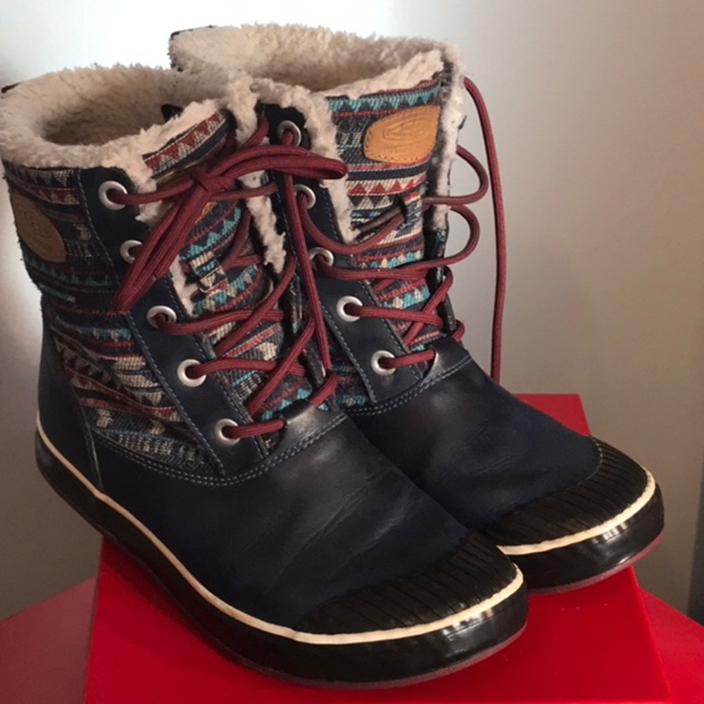KEEN boots sz 8 navy, turquoise and red. EUC